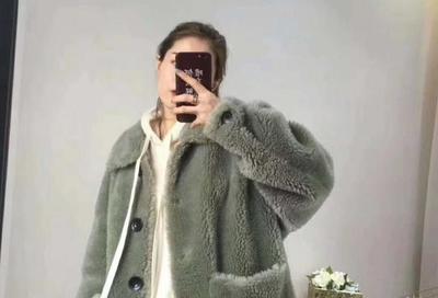 美女老板娘春節(jié)堅守海寧皮革城，線上線下同步發(fā)力皮衣與電子銷售