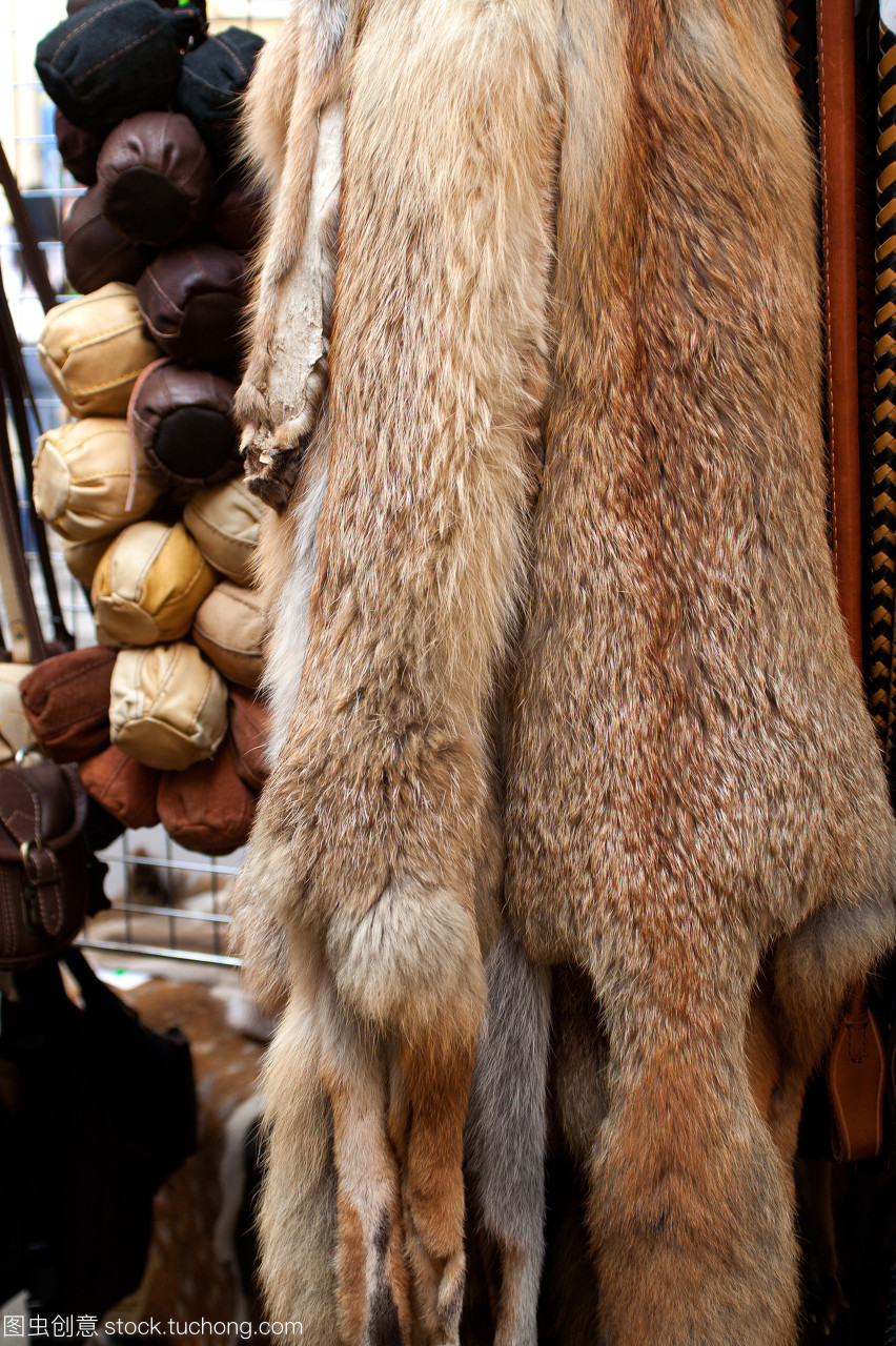 布拉格毛皮市場與電子產品銷售 傳統(tǒng)與現(xiàn)代的消費禮物選擇